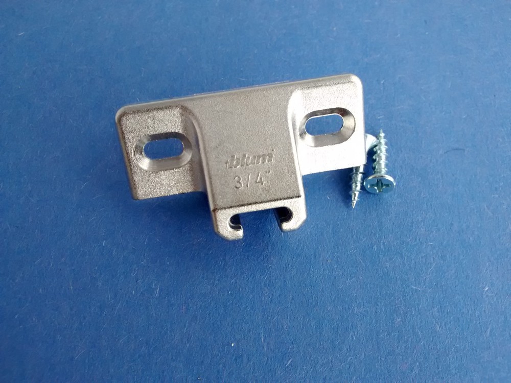 BLUM COMPACT 33 HINGE MOUNTING PLATE - 3/4 " OVERLAY - WITH HARDWARE