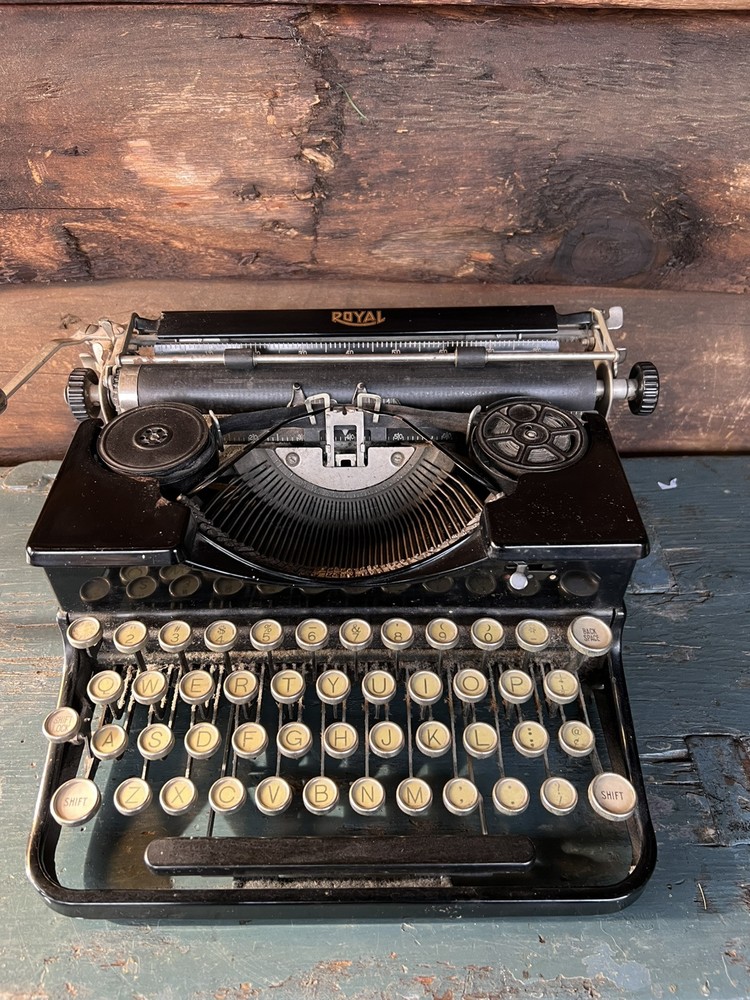 ANTIQUE 1930’s ROYAL TYPEWRITER