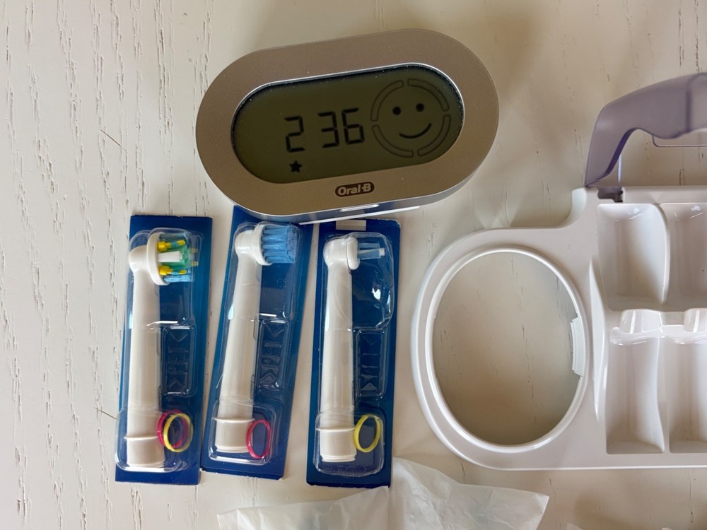 oral-b 9000 Accessories - Does not include toothbrush