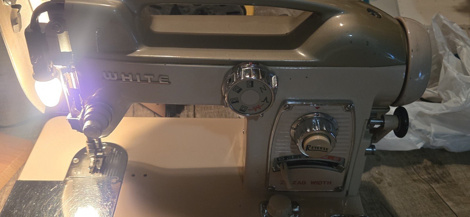 Vintage WHITE Sewing Machine Model 764 with Pedal EXCELLENT SHAPE