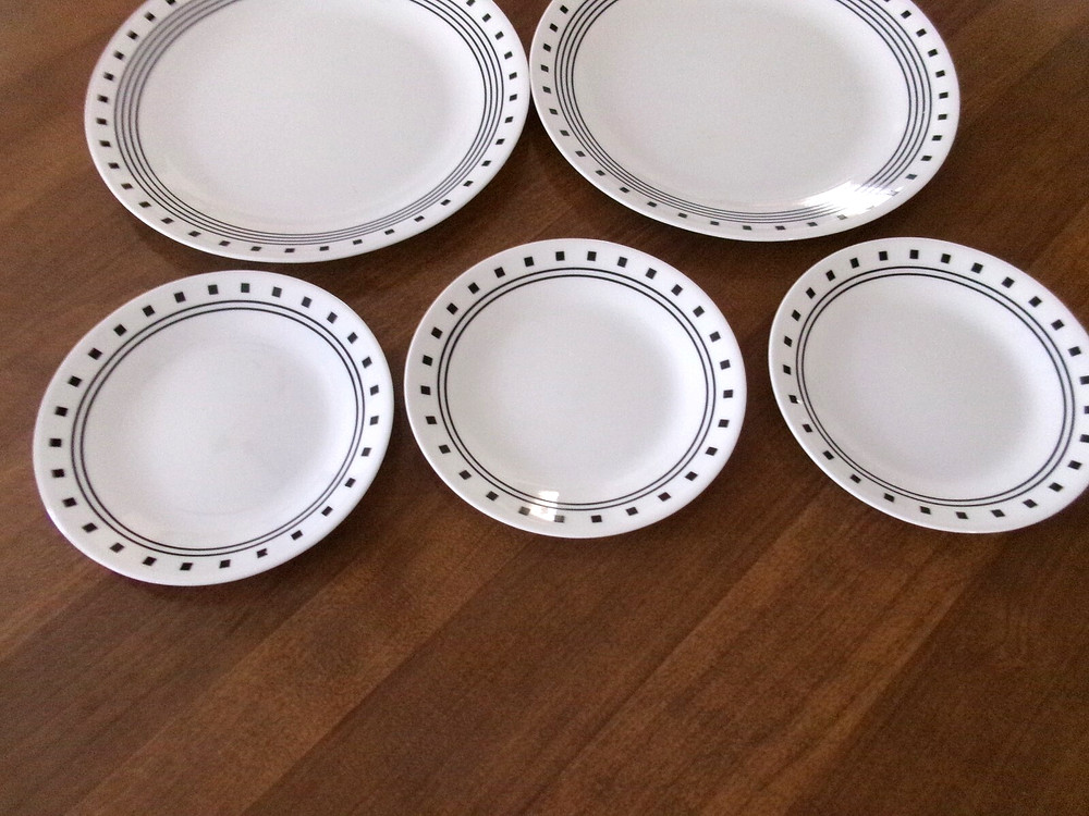 Corelle CITY BLOCK - 4 DINNER PLATES & 3 BREAD / DESSERT PLATES - Nice