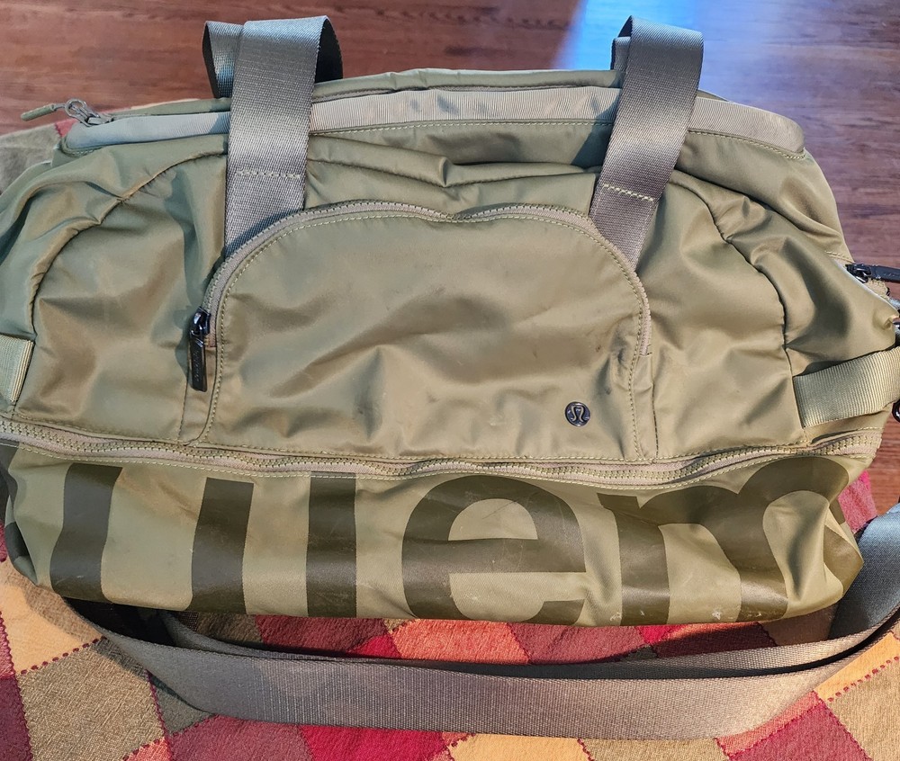 Lululemon Duffel Bag 29L Khaki Green Pre-Owned **NOTE