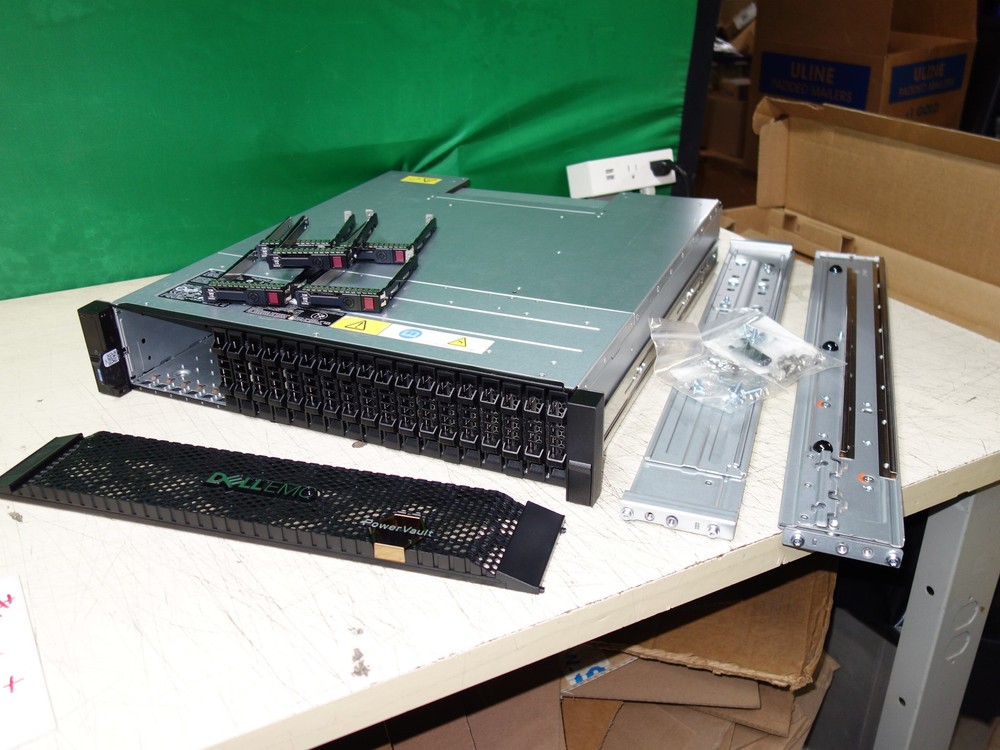 Dell EMC PowerVault ME4024 Storage Array w/ 2x FXGPW Controllers