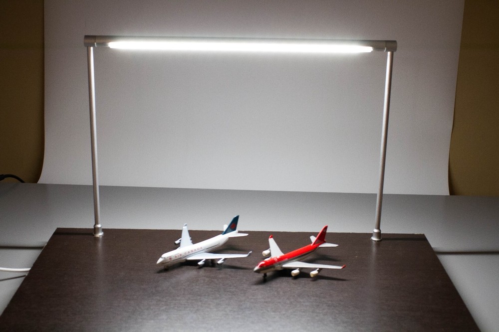Horizontal showcase LED light 28" Standing pole light for display minor scratch