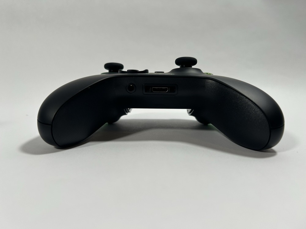 GC504 RAZER WIRELESS CONTROLLER & QUICK CHARGING STAND FOR XBOX- USED