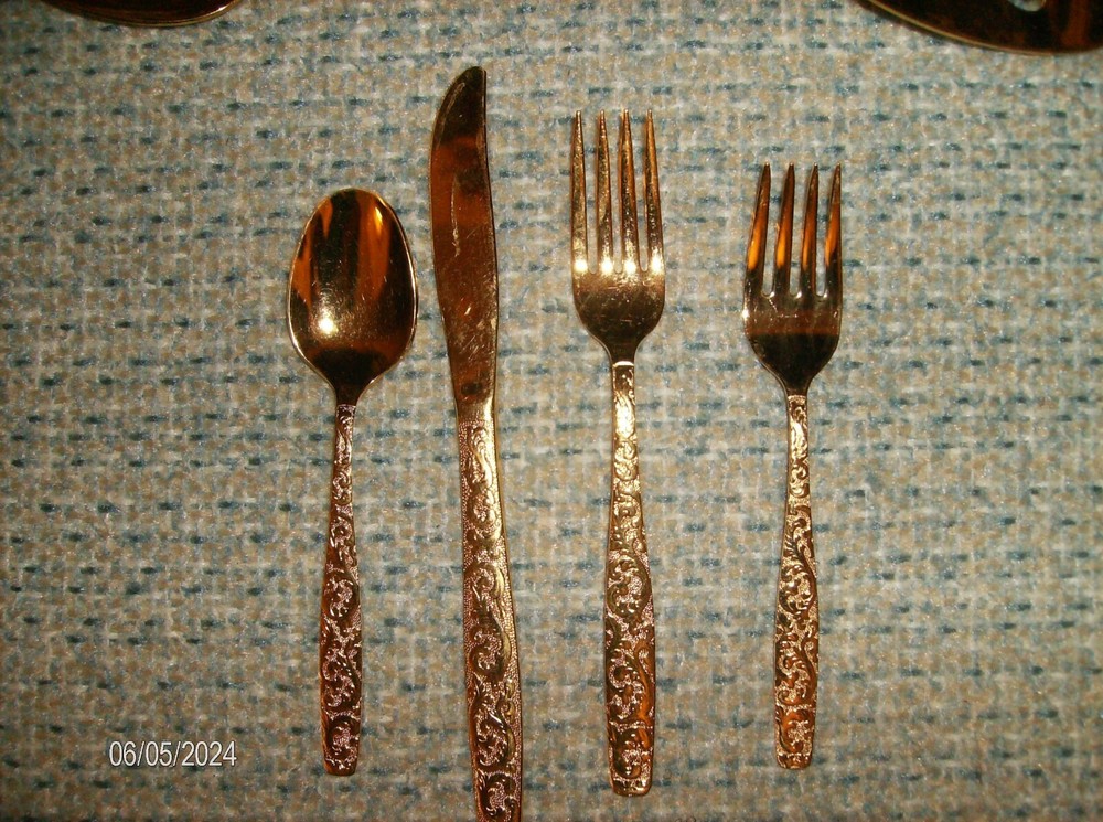 21 PC GOLD STAINLESS STEEL ROSE PATTERN 4 SETTING & 5 PC SERVING SET