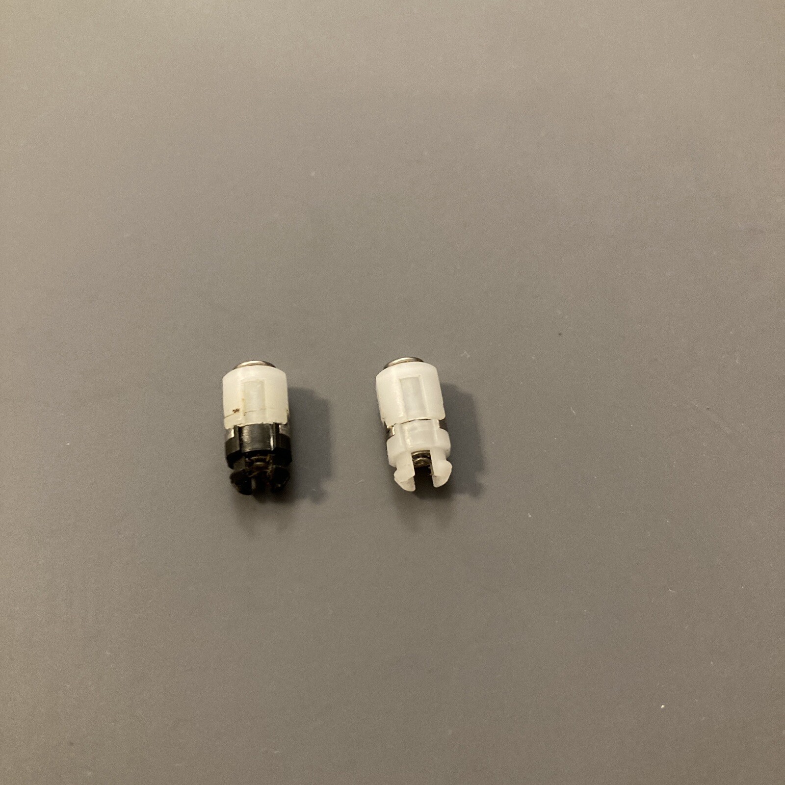 Nintendo Gameboy Advance GBA SP OEM Authentic Set Of Replacement Hinges L & R