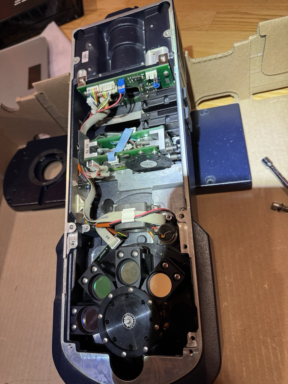 Leica 5000B with four Fluorescence Filter Cubes