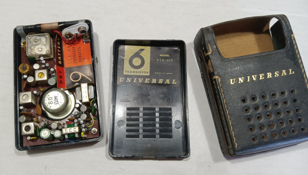 Universal PTR-628 Transistor radio with case untested
