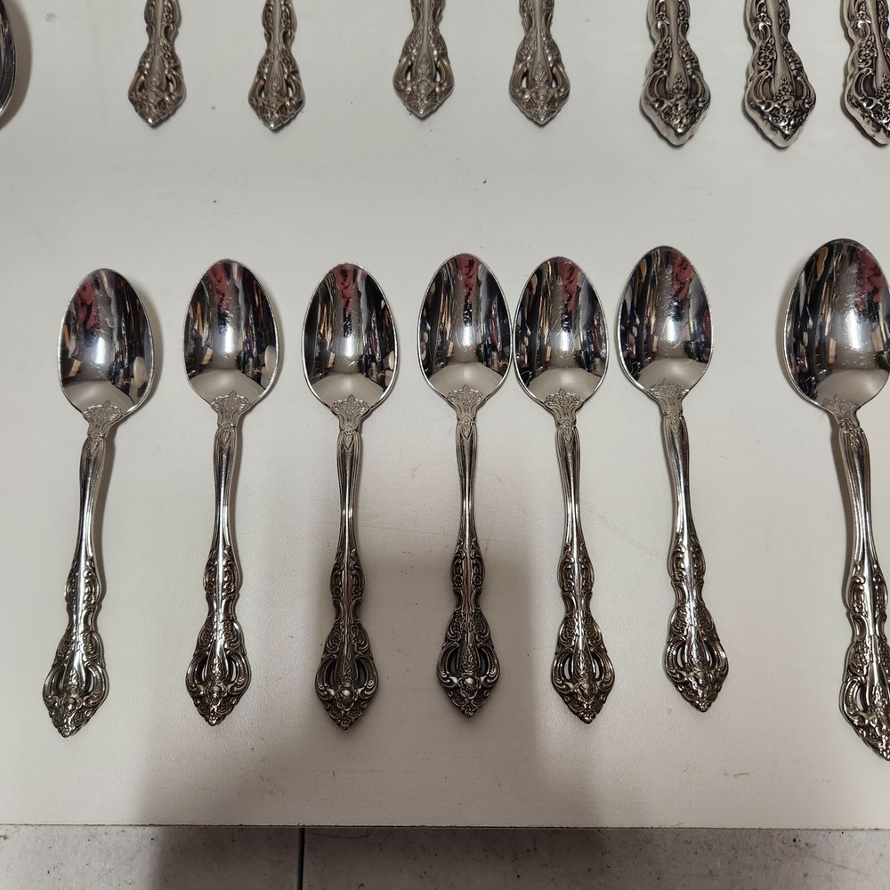 28 PC ONEIDA HEIRLOOM STAINLESS STEEL FLATWARE SILVERWARE & SERVING SET BH