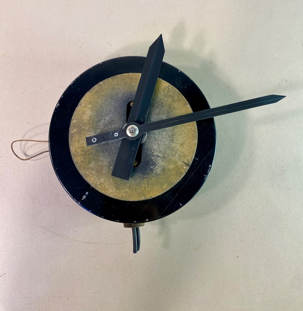 Slave wall clock movement with hands. Not tested.