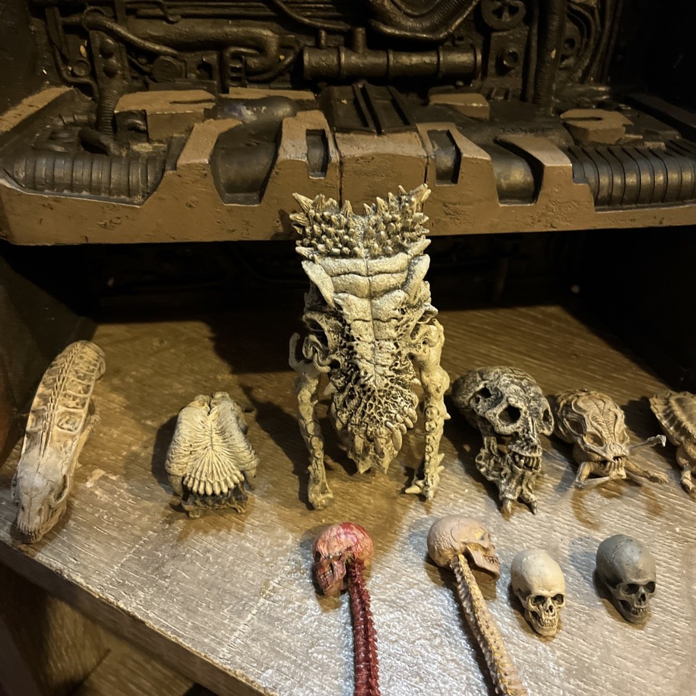 NECA Predator 2 Trophy Wall Diorama + Trophy Skull Pack READ