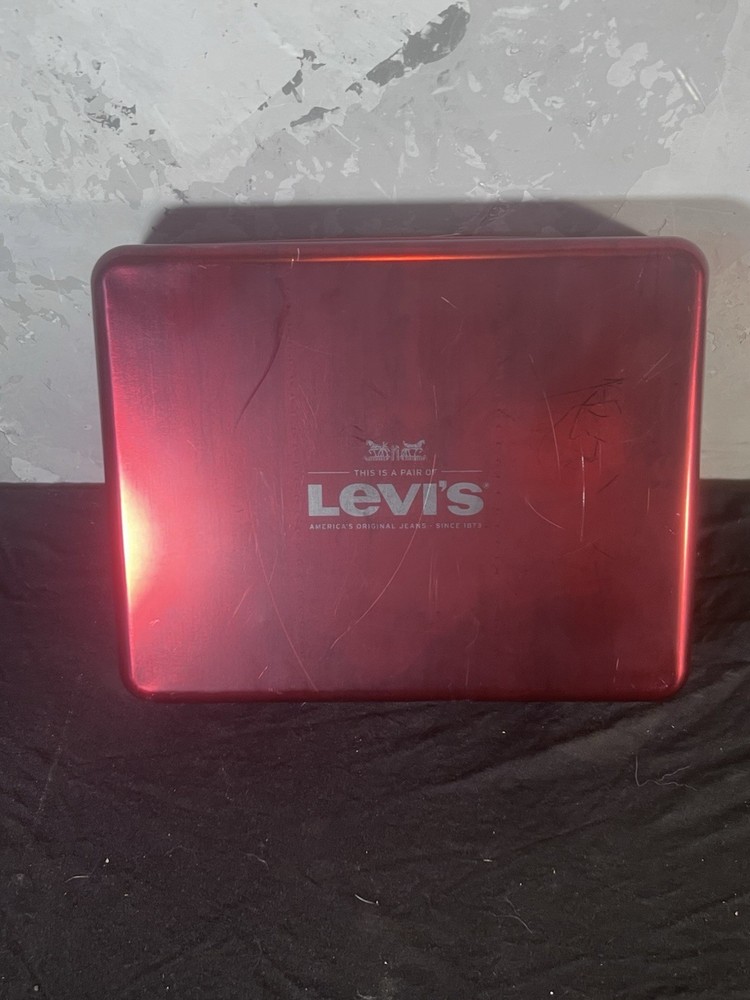 Levi's 41LV250020 Embossed Bi-Fold Wallet & Flask 2-pc Gift Set - MSRP $55