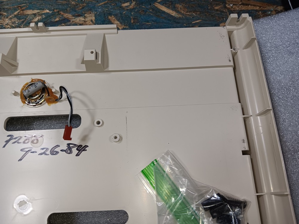 TANDY TRS-80 MODEL 2000 EXACT-INTACT-EMPTY BOTTOM CASE w/SPEAKER & SCREWS-SEE