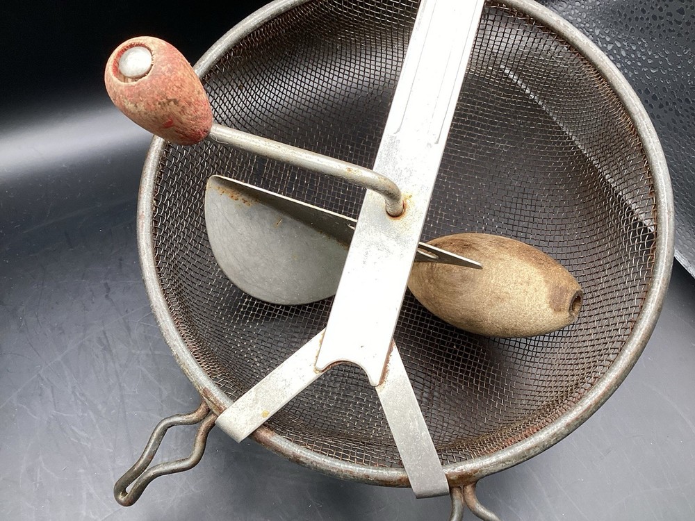 VTG Paddle Sifter/Sieve/Strainer w/ Attached Wood Roller