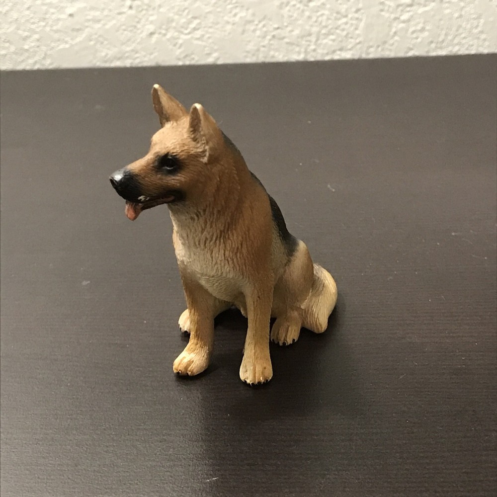 Schleich Male Sitting German Shepherd