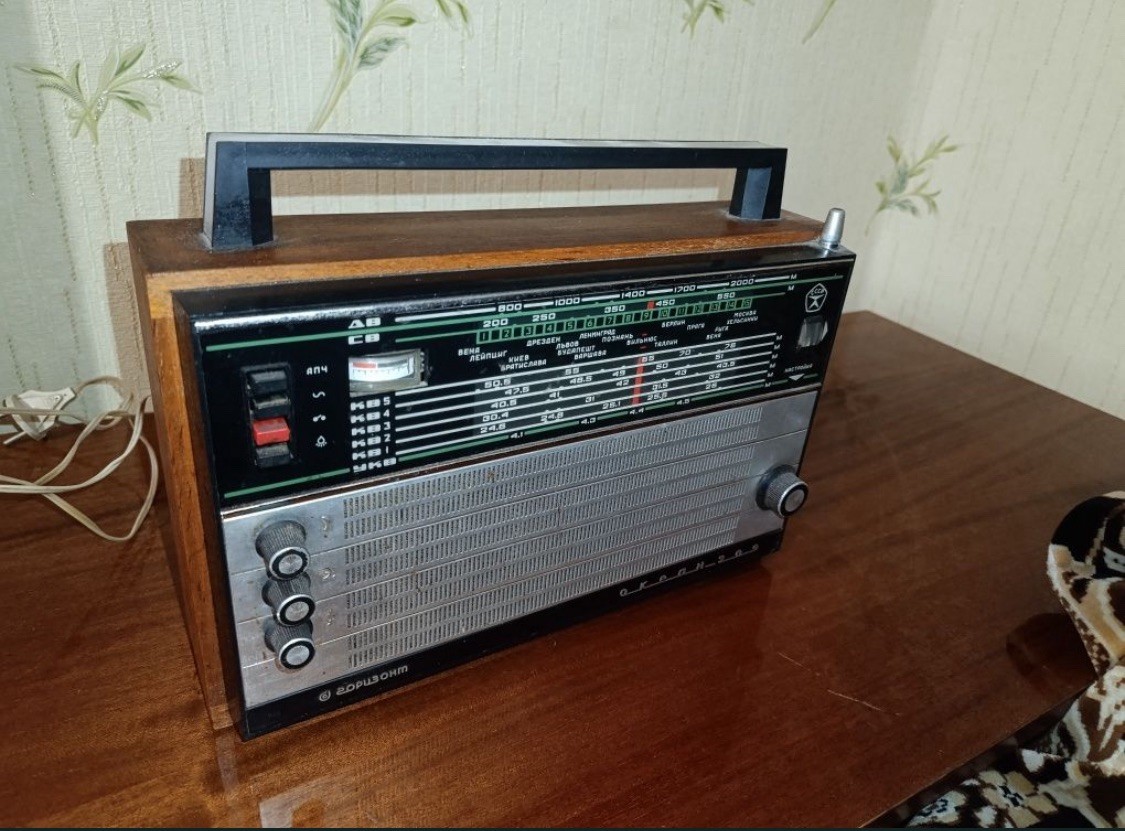 Vintage Soviet transistor radio OCEAN-209 (1980s, USSR) with FM (#336)
