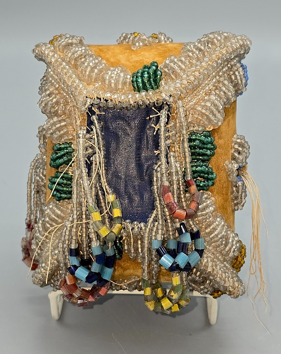 Antique Iroquois Nation 5x4.5" BEADED JEWELRY / SEWING / TRINKET BOX, flap door