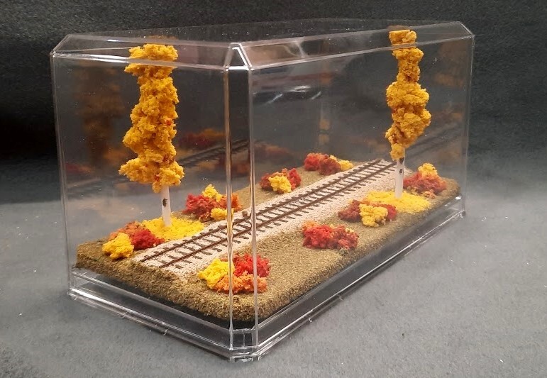 HOn3 SCALE 9" SINGLE TRACK DISPLAY CASE - FALL FOILAGE SCENE- FOR ANY HOn3