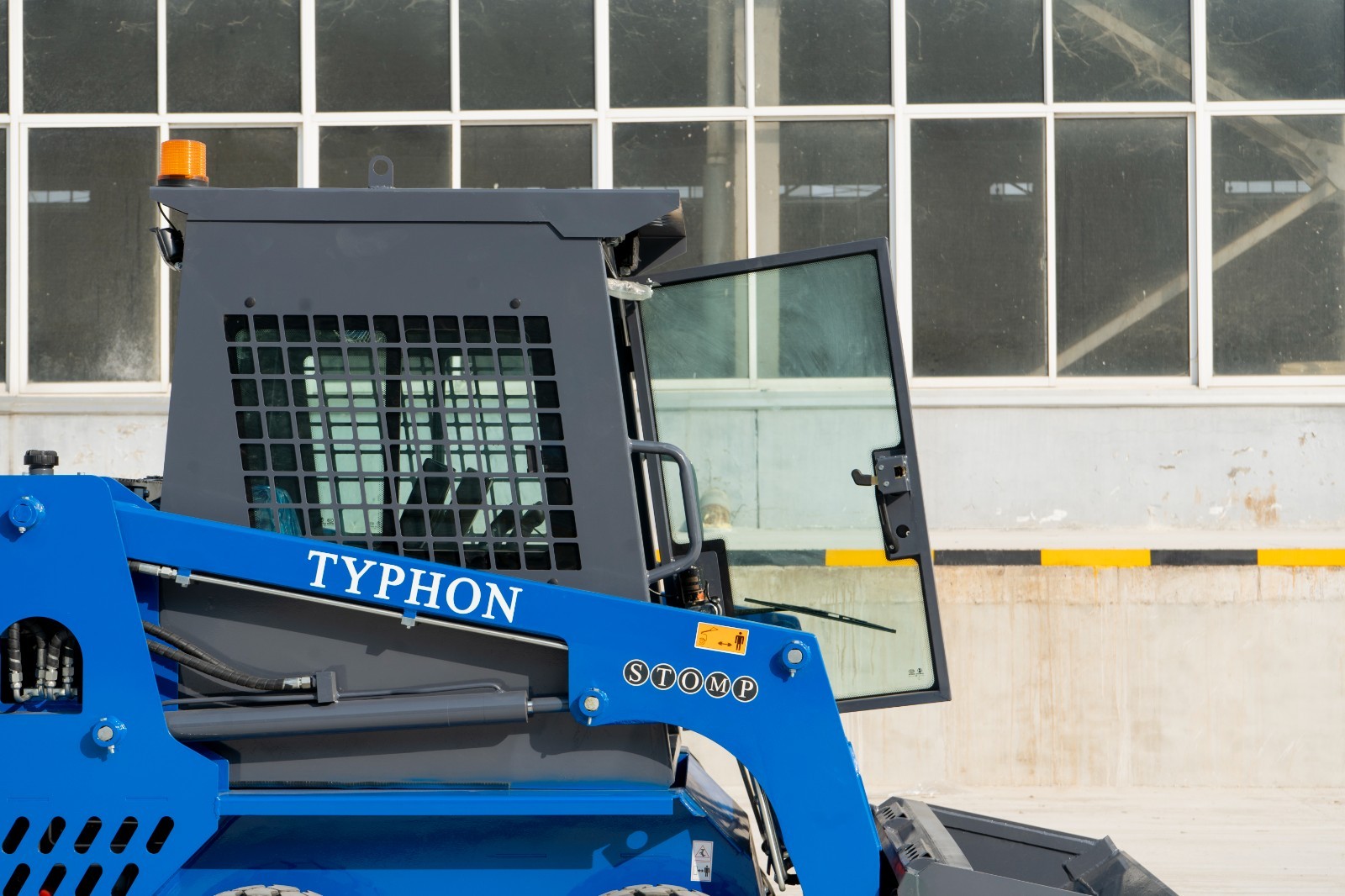 TYPHON STOMP 509 25HP Kubota D1105 1.4 Ton EPA Skid Steer Loader Brand New USA