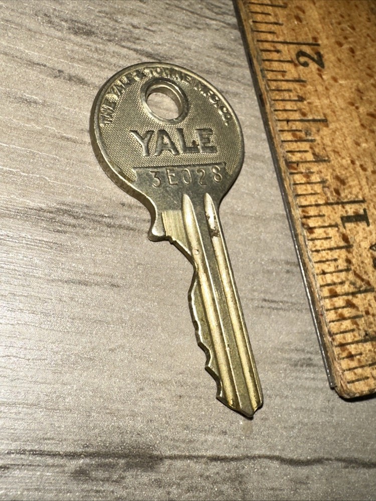 Yale & Towne Key #3E028 Original