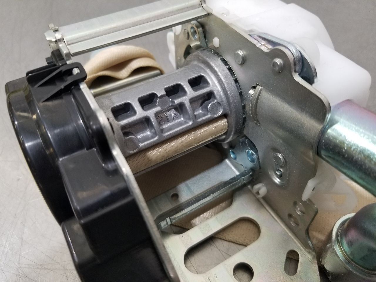 12 2012 LEXUS LS460 FRONT BUCKET SEAT BELT RETRACTOR BEIGE LEFT DRIVER