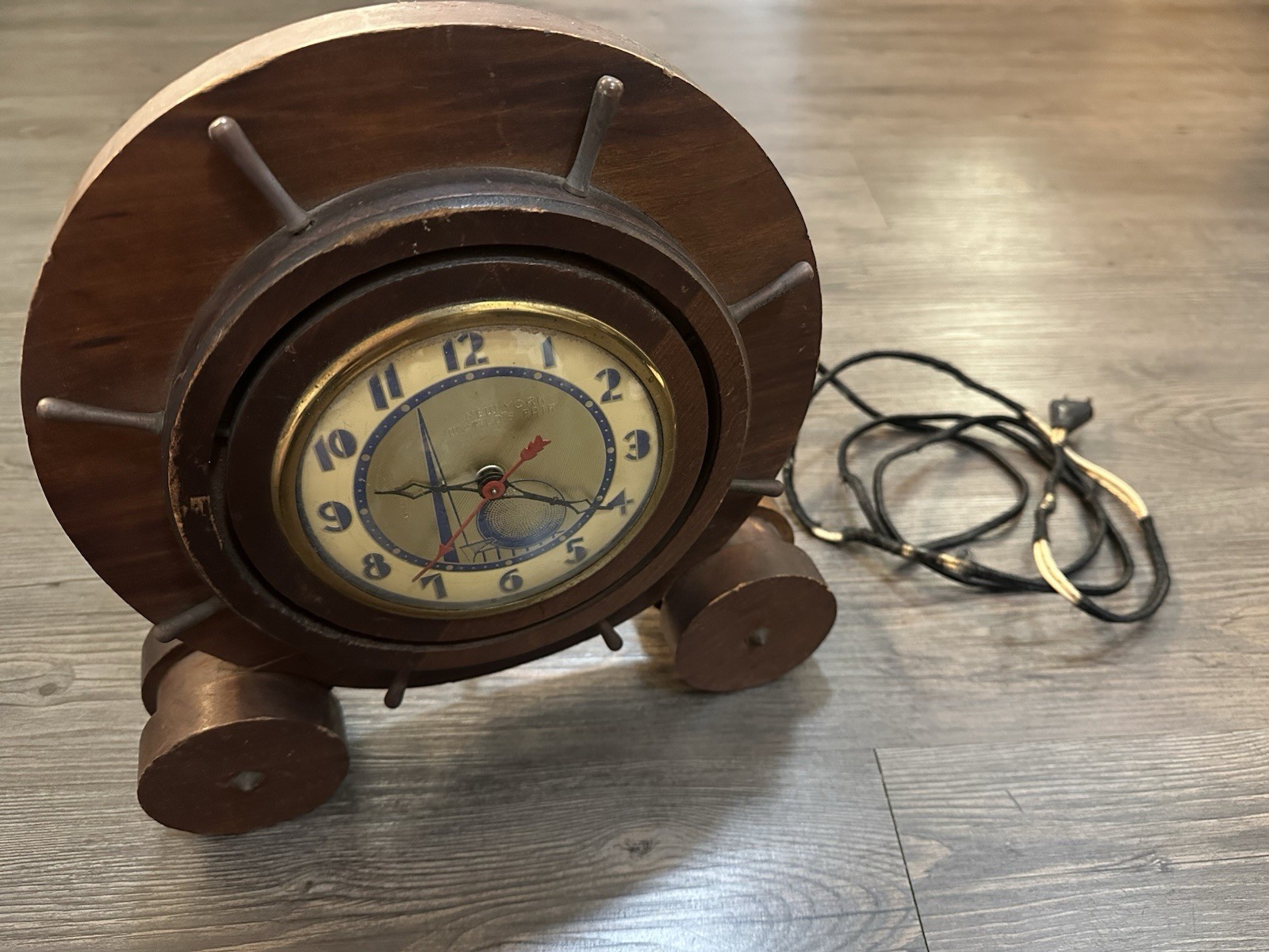 UNITED CLOCK CORP. BROOKLYN 1939 NY WORLDS FAIR WOODEN ELECTRIC CLOCK AS IS