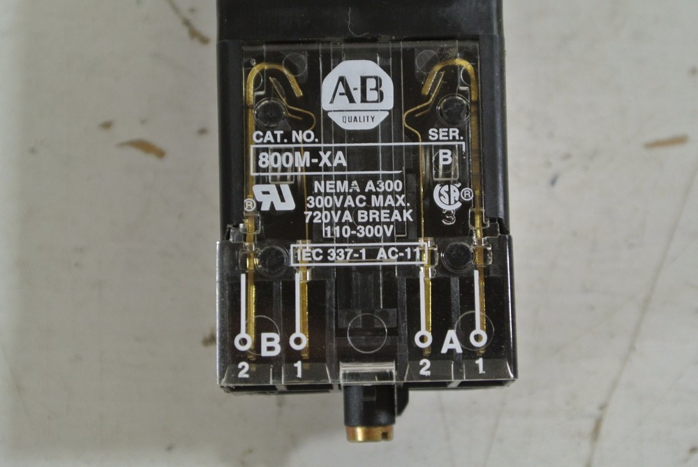 Allen-Bradley Key Selector Switch Cat: 800MR-H33B w/ key