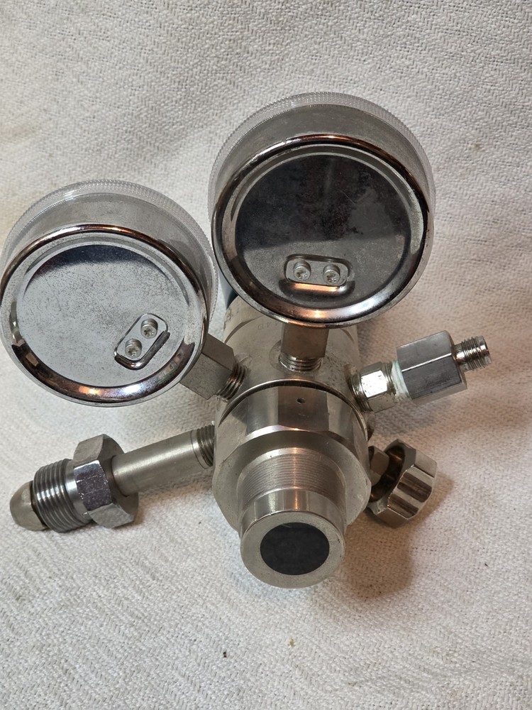 Airgas ~ Y12-244D ~ Regulator