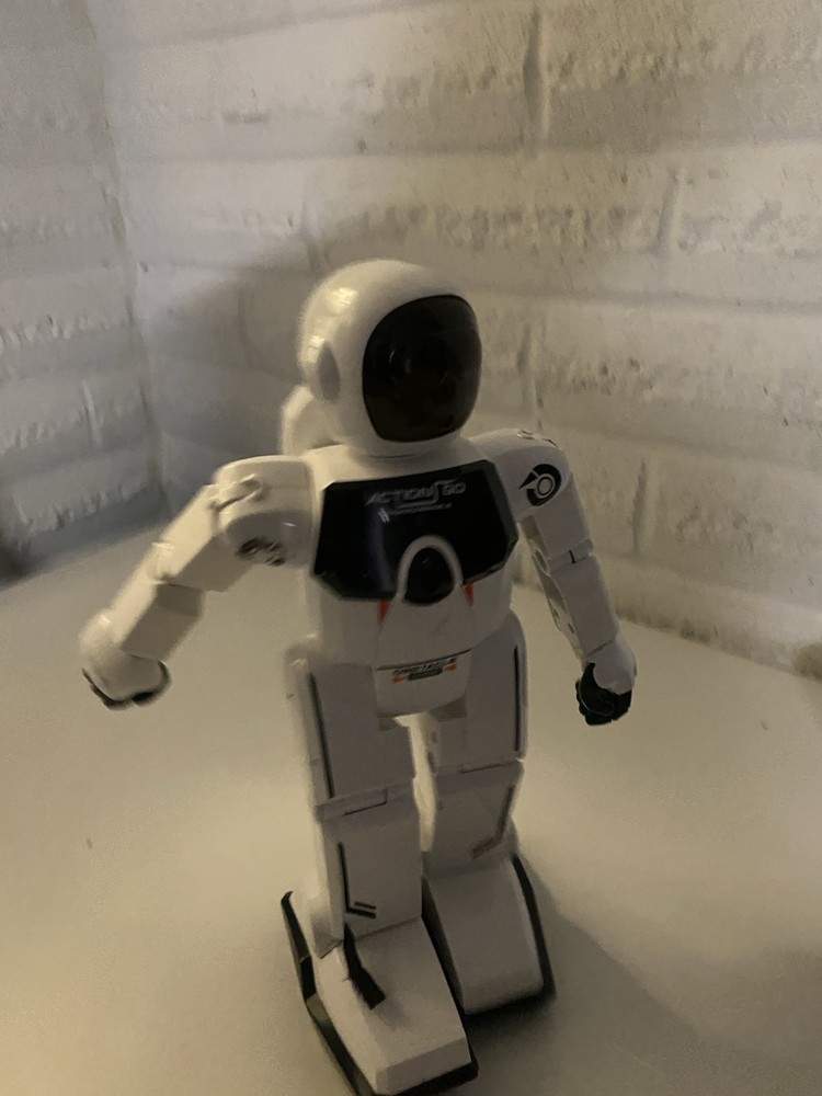 POWERS ON SILVERLIT 2002 ACTION GO PROGRAMMABLE WALKING ROBOT OBSTACLE SENSE