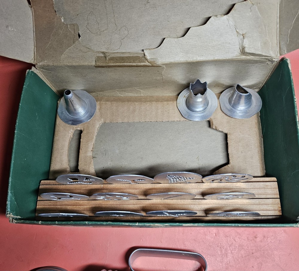 Vintage Mirro Cookie Pastry Press Set