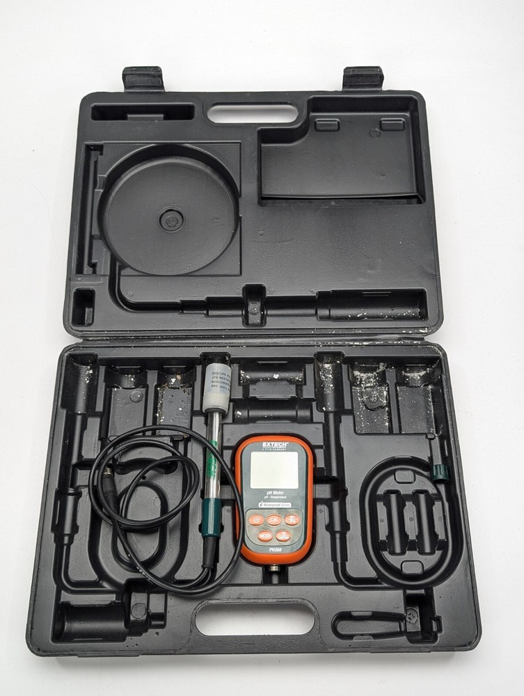 EXTECH PH300 pH / Temp Meter Kit w/Probe and Case