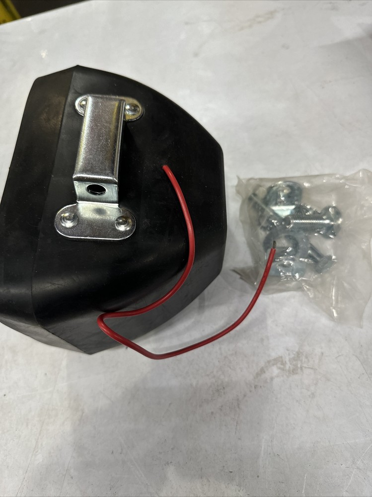 GROTE 63211-5 4″ x 6″ Rectangular Rubber Work Lamp, Flood, Retail Pack