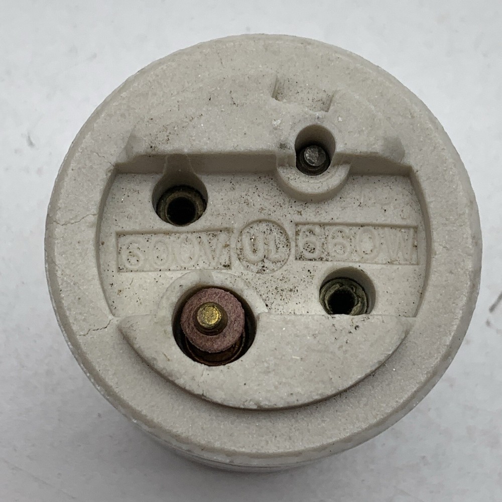 Leviton No. 30 Two Piece Keyless Lampholder Light Socket E26 Medium Base
