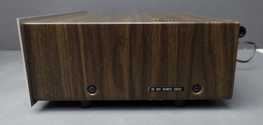 MARANTZ Stereophonic Receiver Model 2015 Powers On/Components Untested