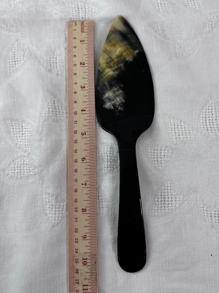 11" Artisan Horn Cake or Pie Server