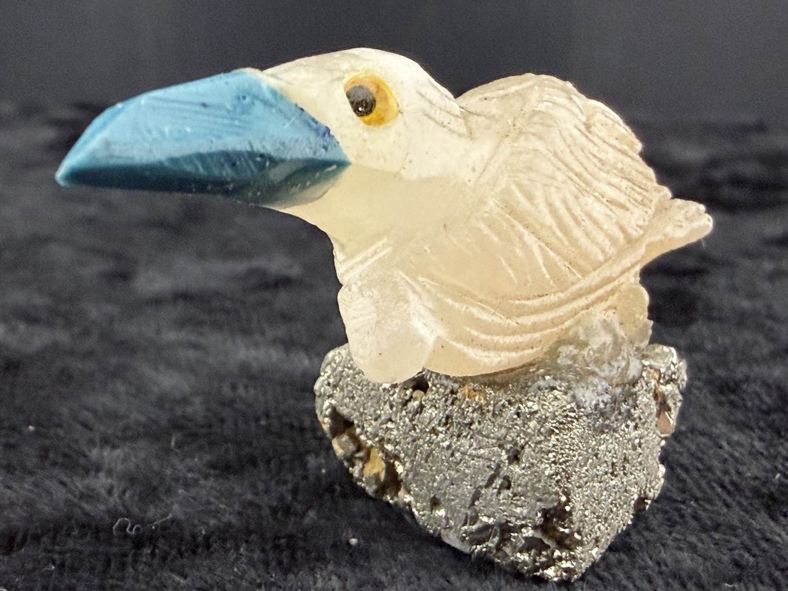 Gemstone Bird Sculpture on Mineral Base.     14 g.    43x17x27  mm