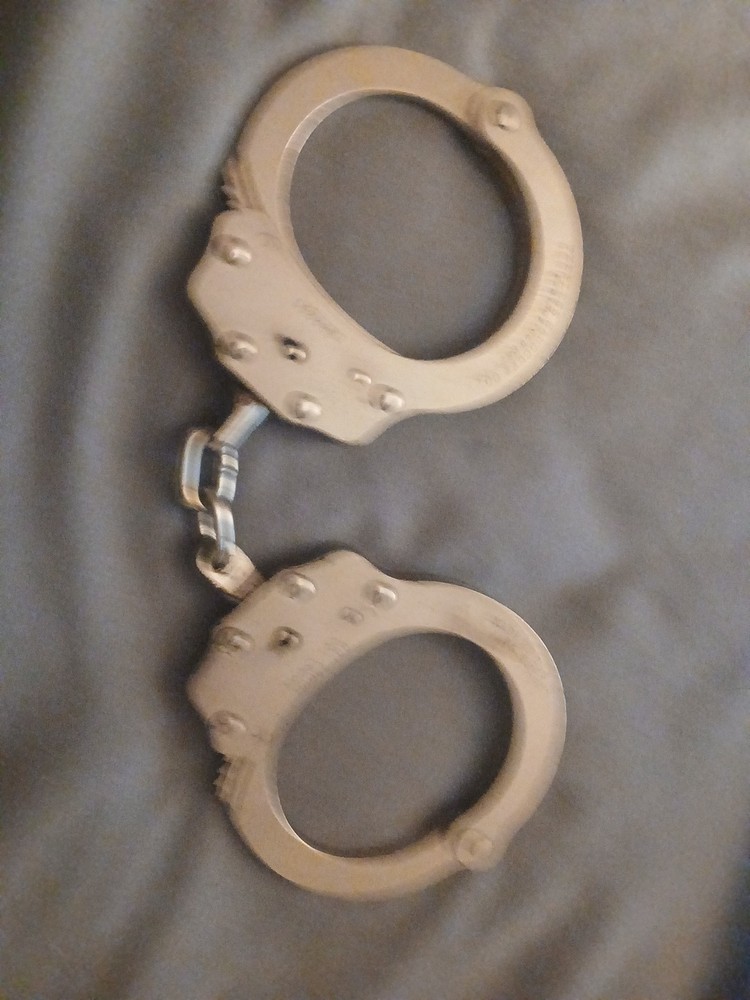 Peerless Model 700 Standard Nickel Handcuff (PEE4710)