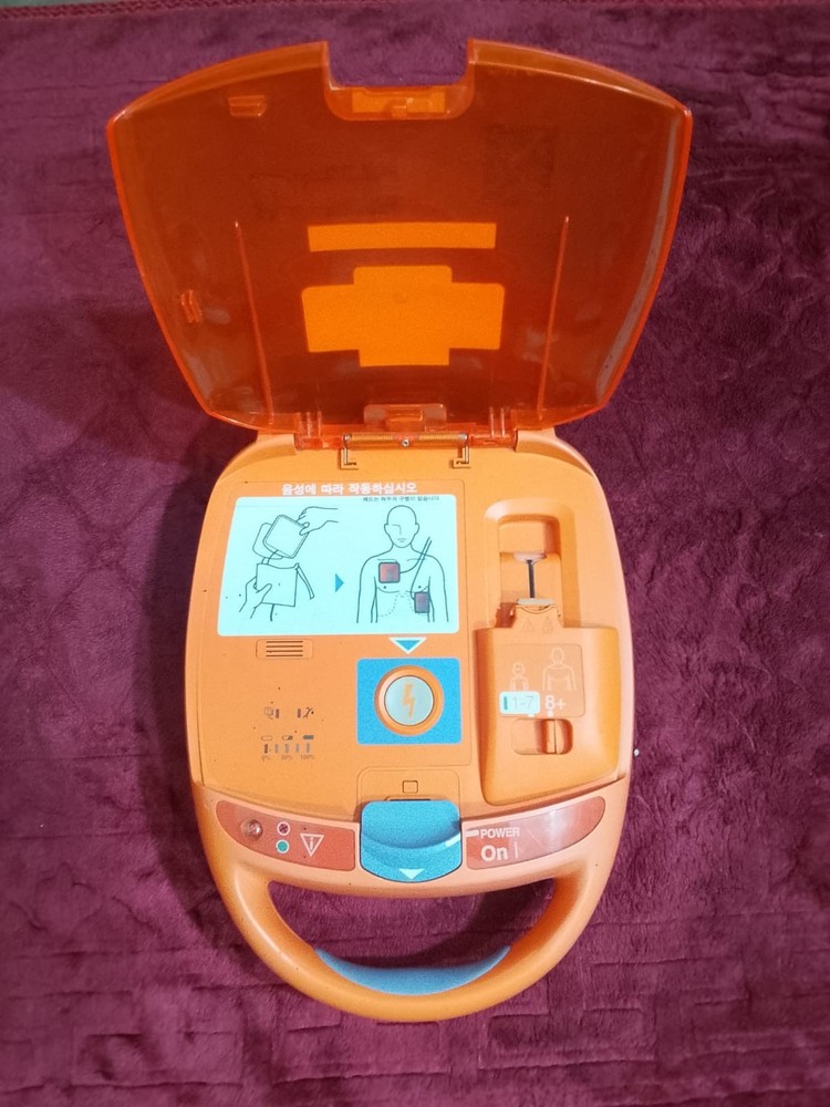 NIHON KOHDEN AUTOMATED REF= AED-2100K  (UNTESTED )