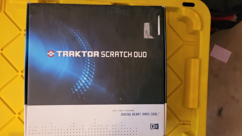 Native Instruments Traktor Scratch Duo w/Traktor Pro2 Upgrade License