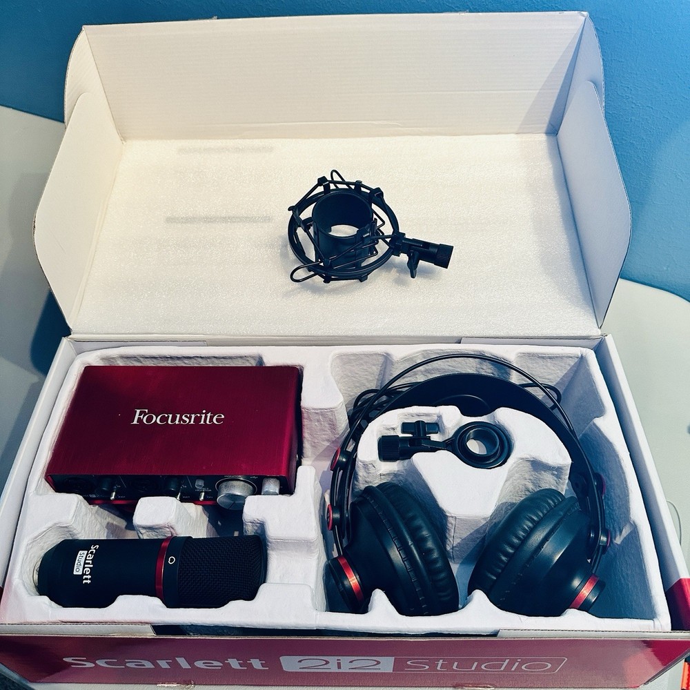 Focusrite Scarlett 2i2 Studio 2nd Gen USB Audio Interface w Microphone Full set