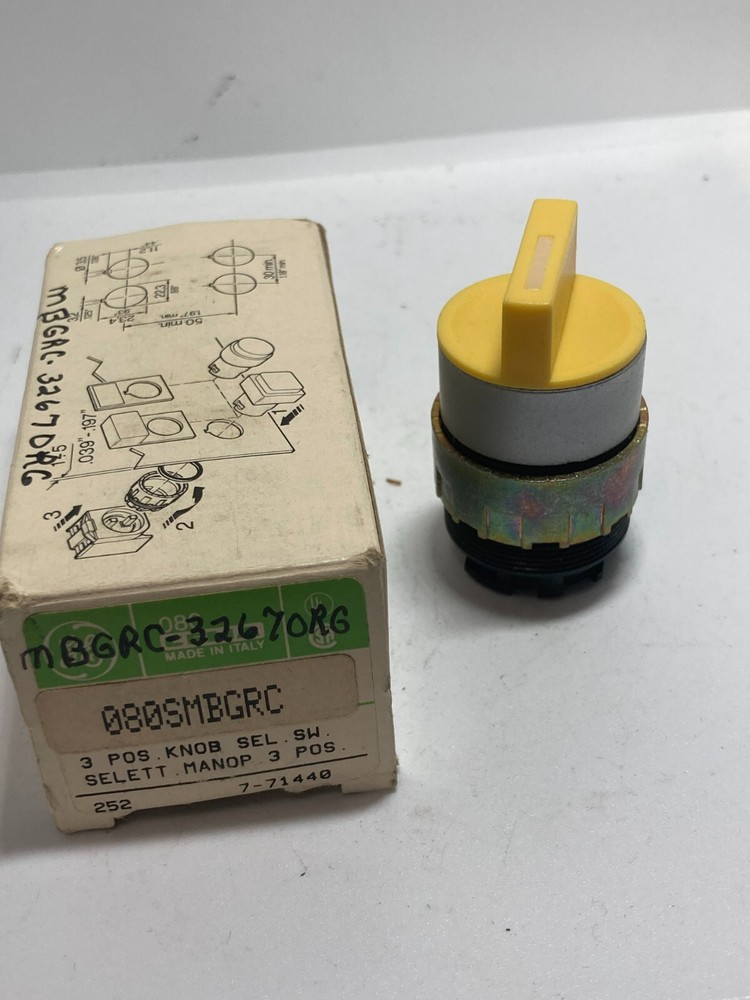 GENERAL ELECTRIC 080SMBGRC SEL SWITCH OPERATOR YELLOW 3 POS SPRING RET NIB