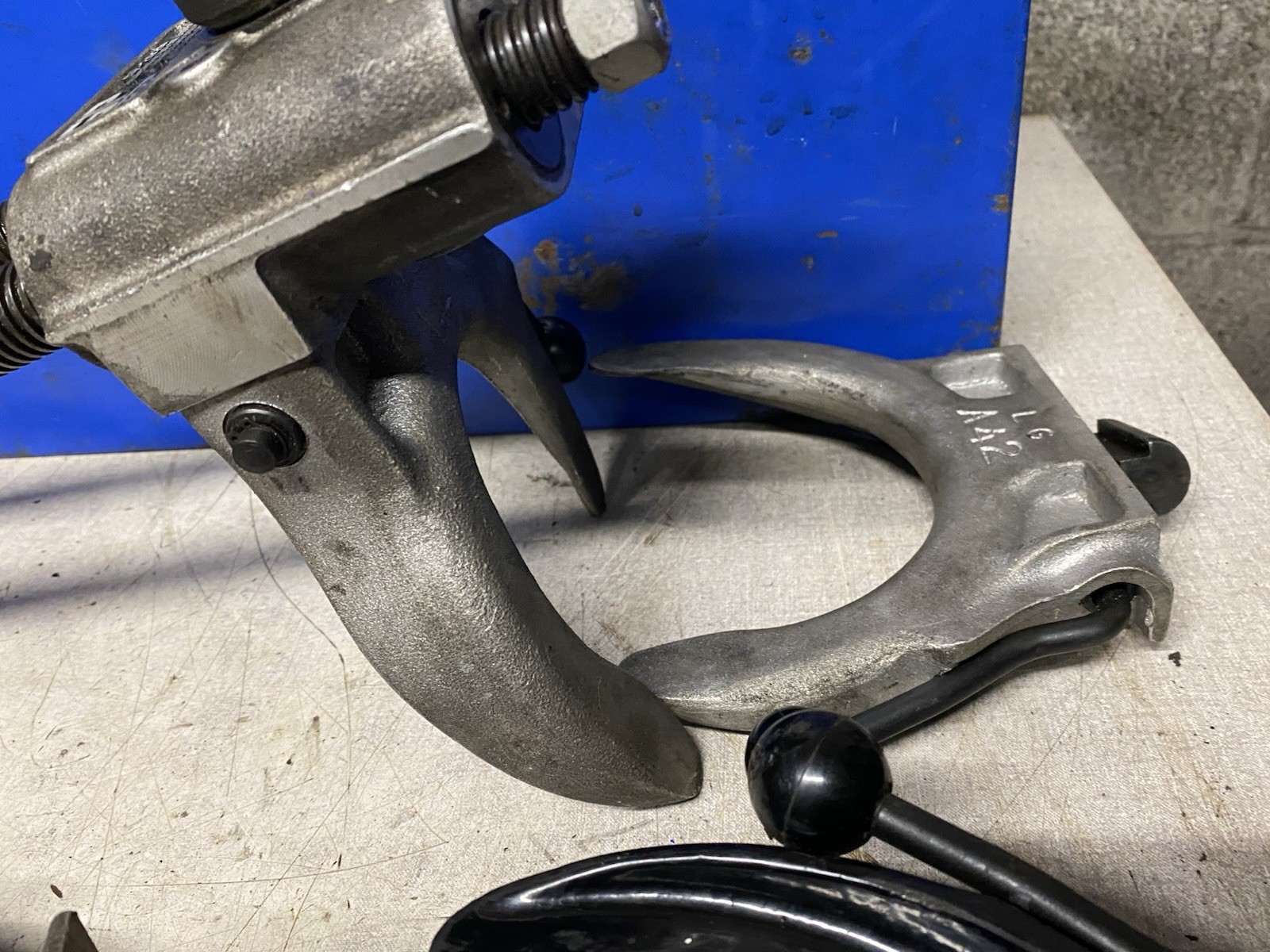 GP Tool GP 2020 Air Strut Spring Compressor with 4 Set Of Shoes, Working