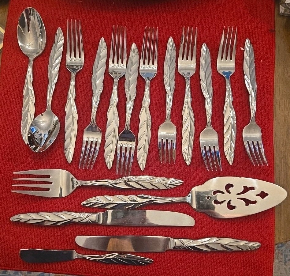 🍴Very Rare Wallace Stainless Flatware Silverware Leaf / Feather Pattern 17pc 👀