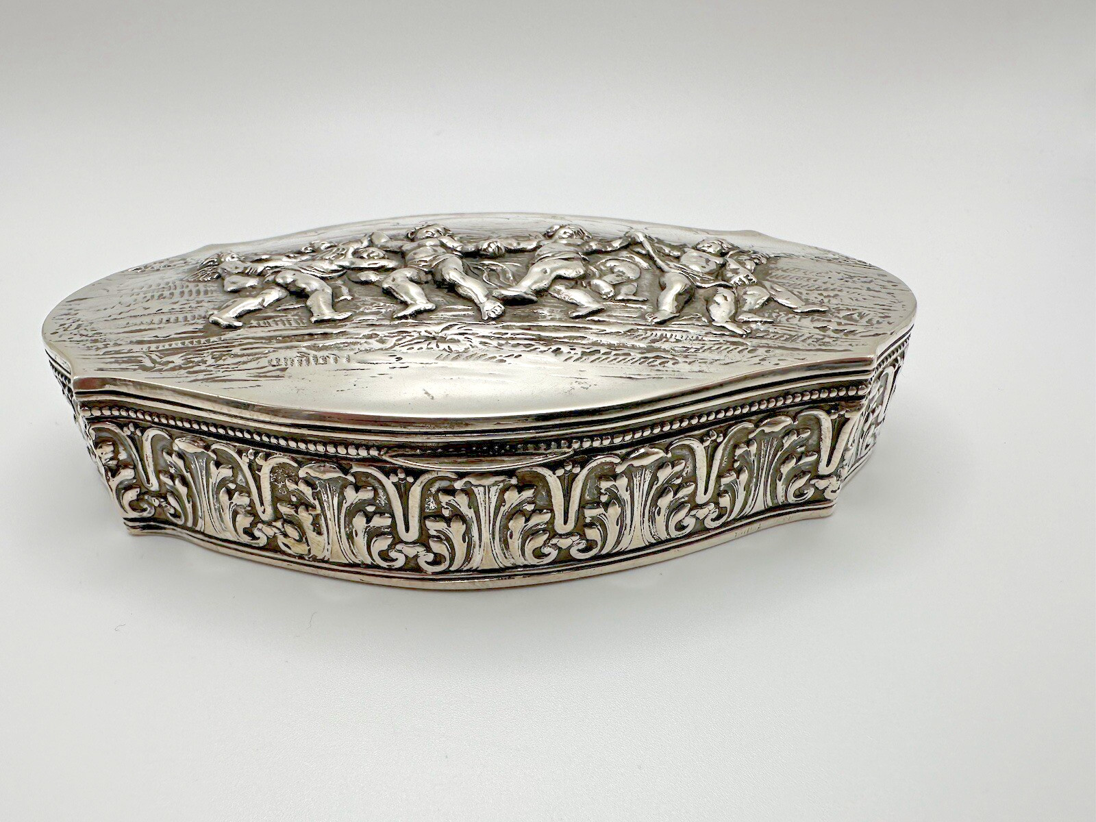 ANT 1600s Augsburg German / Hanau 800 Silver Cherub Repousse Jewelry Casket 157g