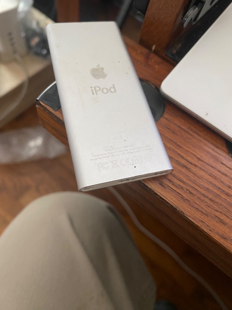 old apple iphones/ipod multiple items bundle