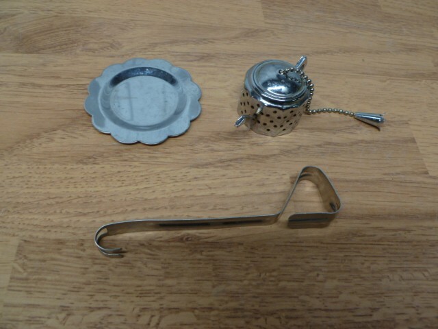 Tea Strainer Steeper Infuser Teapot Shape with Under Plate and hanger