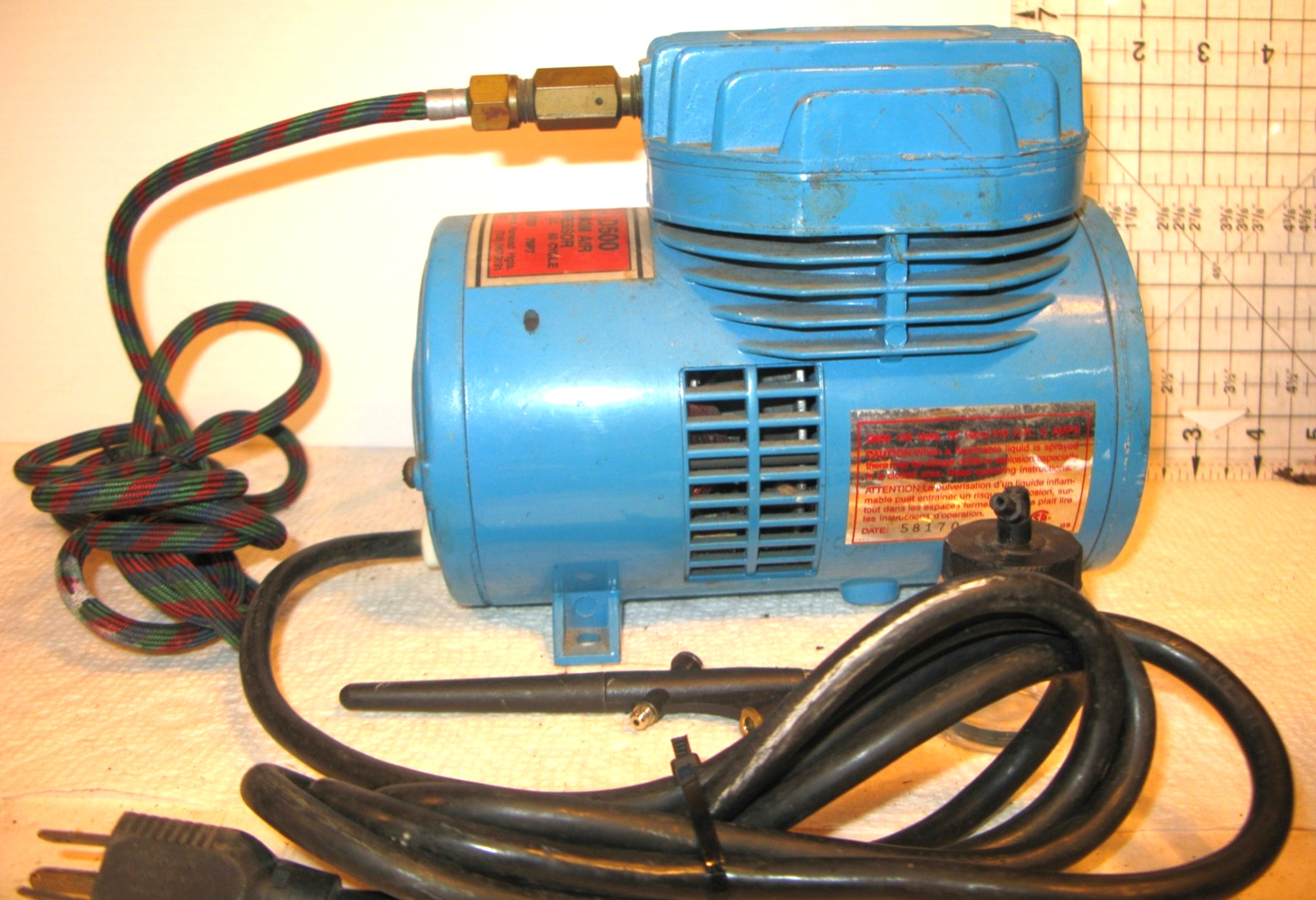 Paasche D500 Diaphragm Air Compressor 115V, 60Hz, 1/10 HP, 3 AMP w/ Air Brush