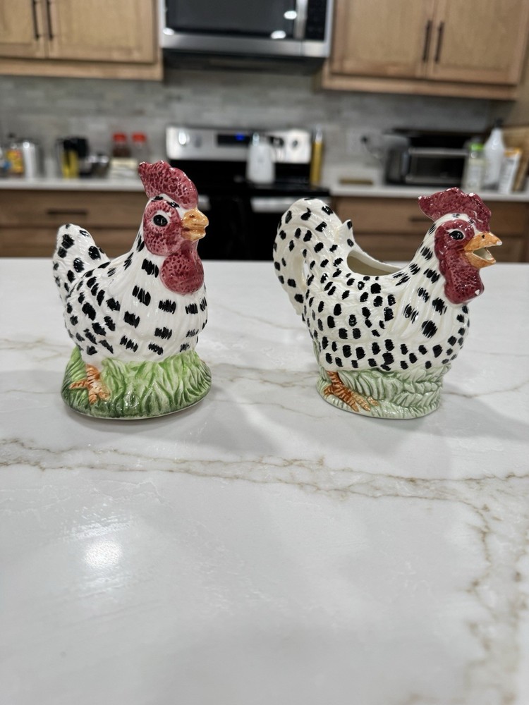 Set Up Two Spotted Chickens
