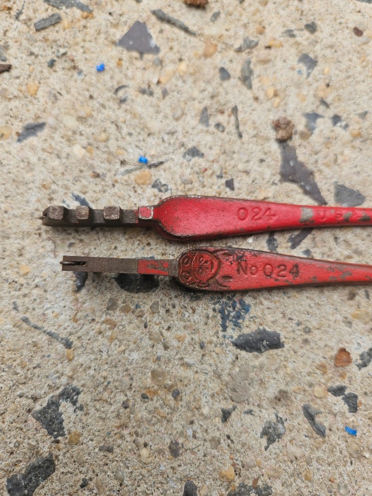 2 Vintage Glass Cutter Cutting Tools -One Red Devil 024